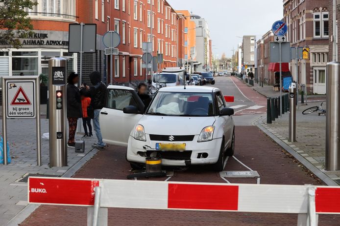 Het gaat ook geregeld mis bij de pollers op de Hoefkade.
