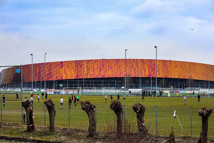 Sportcampus Zuiderpark met op de voorgrond de voetbalvelden.