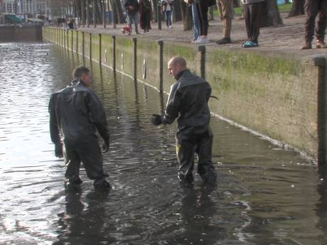 Zoekactie naar beroemde deksel dat in de Hofvijver viel: ‘Denk dat magneetvisser mij voor is geweest’