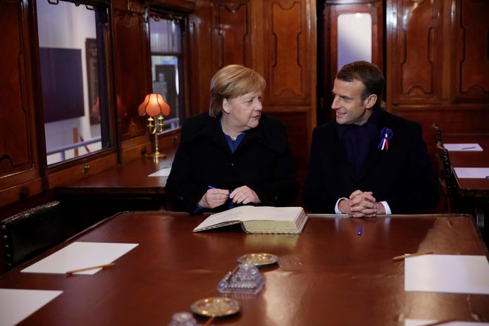 Angela Merkel en Emmanuel Macron brachten een kort bezoek aan de replica van de treinwagon waar in 1918 een einde aan WOI werd gemaakt.