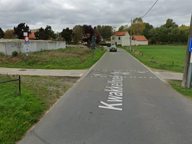 Fietser maakt zware val op fietspad aan Kwakkelhoek