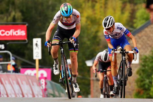 Van der Breggen sprint naar de zege op de Muur van Hoei.