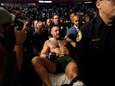 Drama voor McGregor: Ier breekt scheenbeen in gevecht met Poirier en verlaat ring per brancard