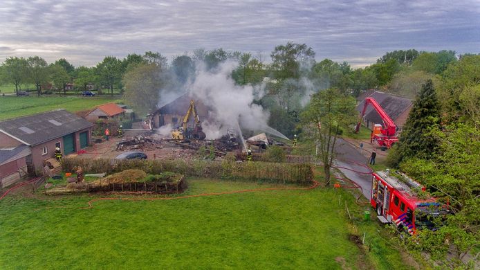 De woonboerderij in Heukelom werd compleet verwoest door de brand.
