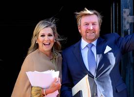 Máxima draagt enkellange mantel tijdens nieuwjaarsontvangsten 
