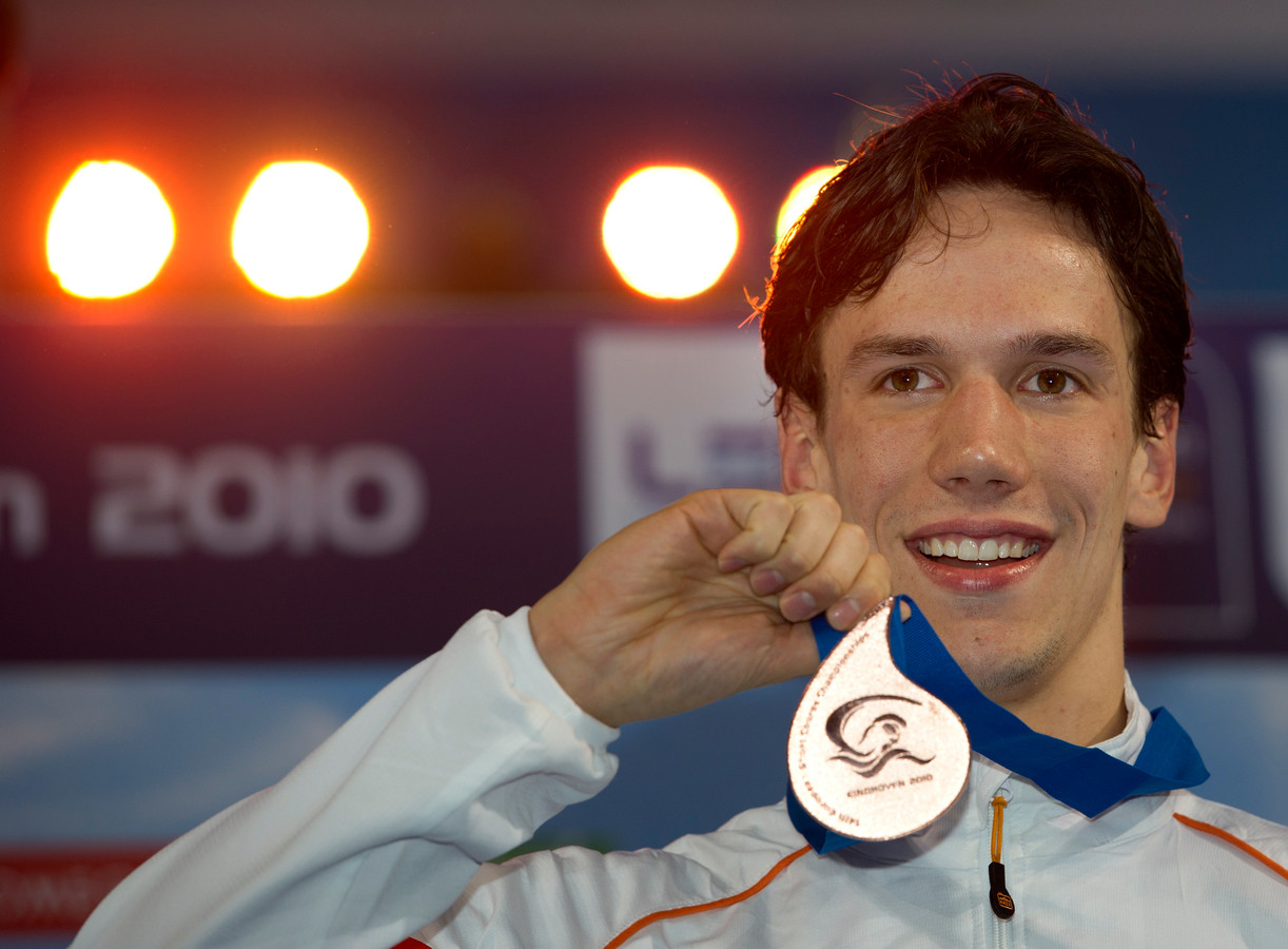 Job Kienhuis toont in 2010 zijn bronzen medaille op de 1500 meter vrije slag bij de Europese kampioenschappen korte baan zwemmen in Eindhoven.