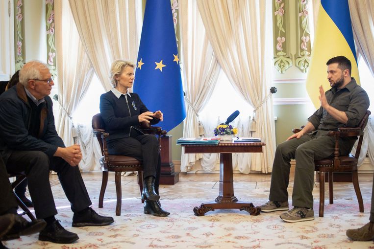  Commissievoorzitter Ursula von der Leyen in gesprek met Oekraïens president Volodymyr Zelensky. Beeld AFP