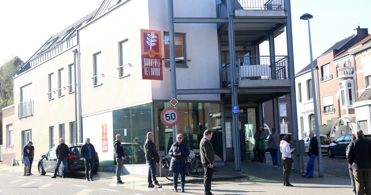 Winkels gesloten, netjes aanschuiven bij bakker Tienen In de buurt HLN