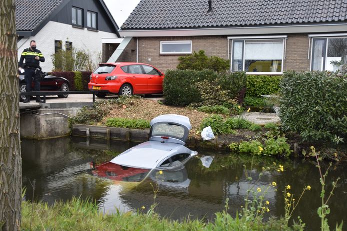 De bestuurder kon het voertuig verlaten voordat de wagen naar de bodem zou zinken.
