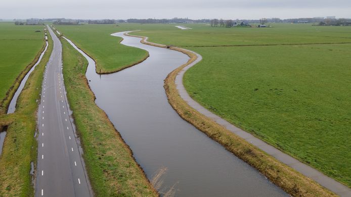 Voor een fietsveiliger Zwolsesteeg tussen Genemuiden (boven) en Zwolle koos de gemeenteraad voor een nieuw vrijliggend fietspad langs de weg, dat aansluit op het bestaande pad (rechts) dat de polder in gaat. Hiervoor komt in de bocht een brug over het water.