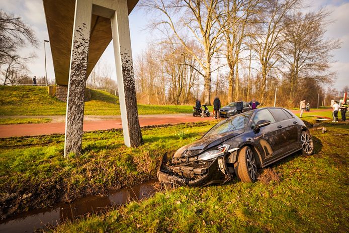 De auto liep flinke schade op.