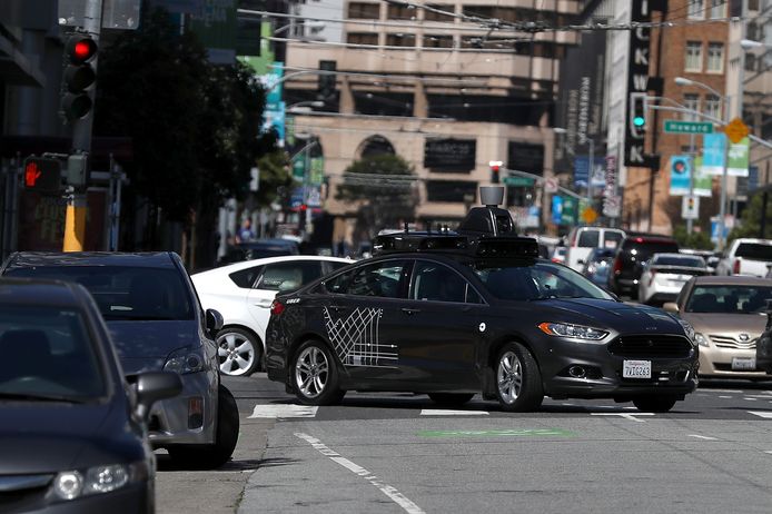 Archiefbeeld uit San Francisco waar een zelfrijdende Uber zich een weg baant door de drukke 5th Street.