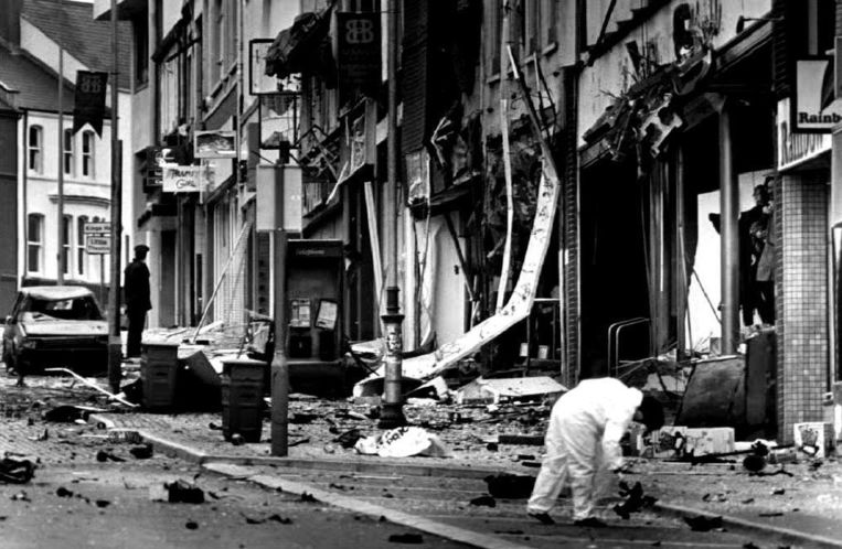 Het straatbeeld van het Noord-Ierse County Down, na een autobom van IRA op 22 October 1992. Beeld afp