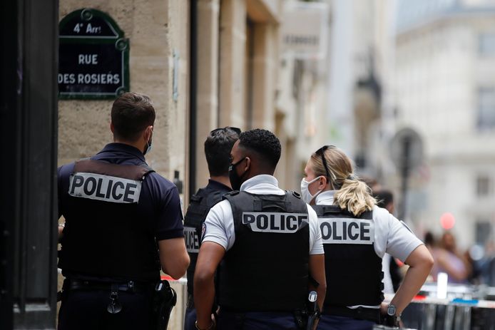 De Franse politie vrijdagmiddag bij de getroffen zaak van juwelier Dinh Van in Parijs.