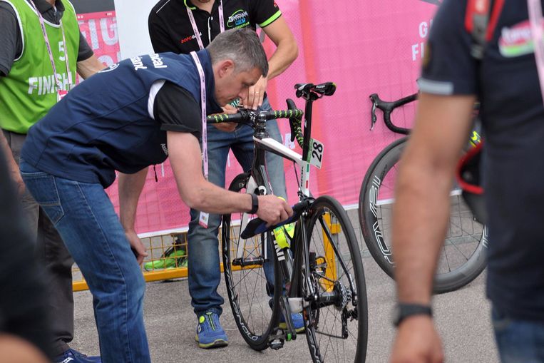 Mei 2016: een fiets wordt gecontroleerd na de finish van een etappe in de Giro d'Italia. Beeld AP