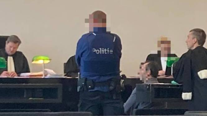 Zestiger duwt echtgenote van trap en wacht dan 30 uur om hulpdiensten te bellen: “Waarom nam hij foto’s van haar schaamstreek?”