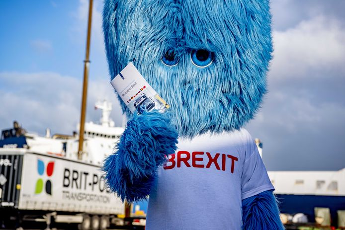 Het 'brexitbeest' deelt, in het kader van de Get Ready For Brexit campagne,  flyers uit aan vrachtwagenchauffeurs in de haven van Rotterdam. Foto ter illustratie.