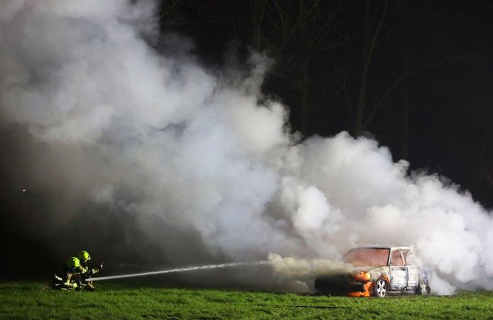 Al snel kreeg de brandweer het vuur onder controle, maar de auto was niet meer te redden en brandde volledig uit.