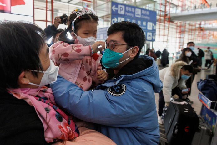 Voor het eerst sinds de uitbraak van de coronapandemie is het mogelijk om naar China te reizen zonder in quarantaine te moeten gaan. Op de foto zijn reizigers te zien die aankwamen op de luchthaven van Peking na een internationale vlucht.