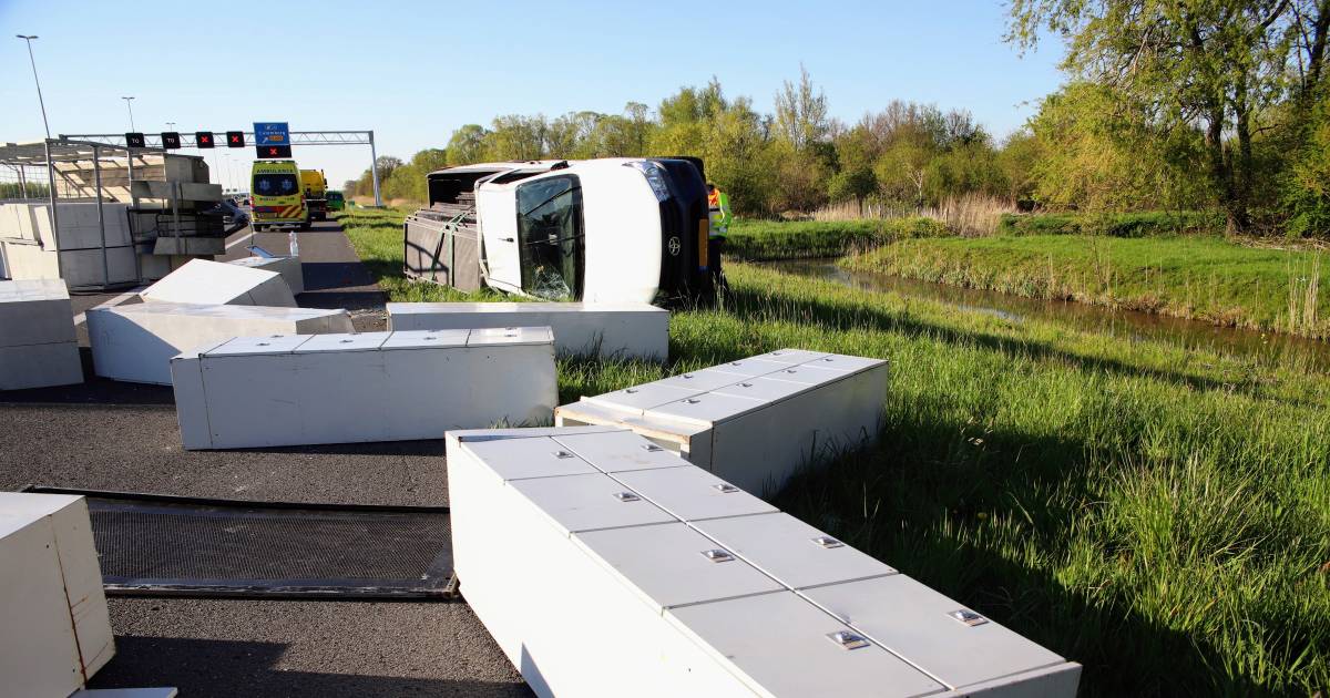 Bestuurder pick-up truck raakt gewond bij ongeval, lockerkasten belanden op A2.