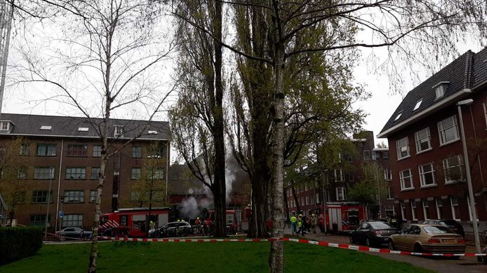 Hulpdiensten rukten massaal uit voor de brand in de winkel in Rotterdam-Noord.