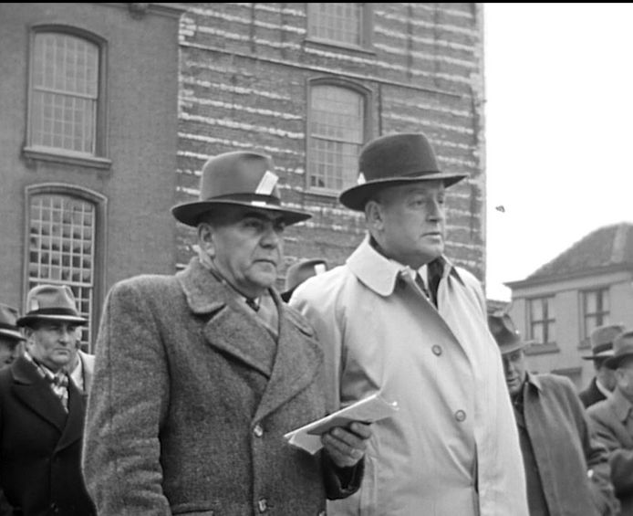 Keurmeesters tijdens een hengstenkeuring op de Grote Markt in Goes, 1951. Beeld uit het ZLM-journaal.