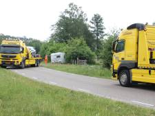 Caravan raakt los van auto, schiet over parallelweg en belandt in de sloot langs N347 bij Nijverdal