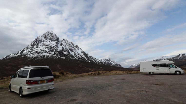 Een Engelse camper, gevlucht naar Buachaille Etive Mor, Schotland. Beeld Reuters