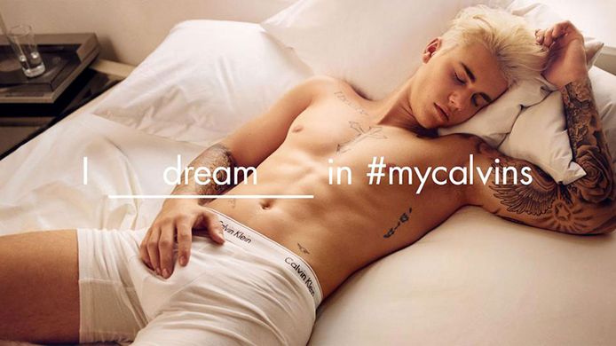 Justin Bieber in een campagne van Calvin Klein.
