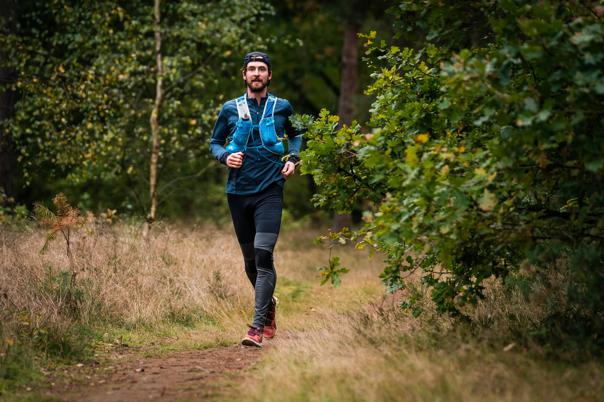 Karel Sabbe tijdens de Backyard Ultra in Kasterlee. In het najaar van 2020 werd hij er wereldkampioen ultralopen. Beeld Photo News