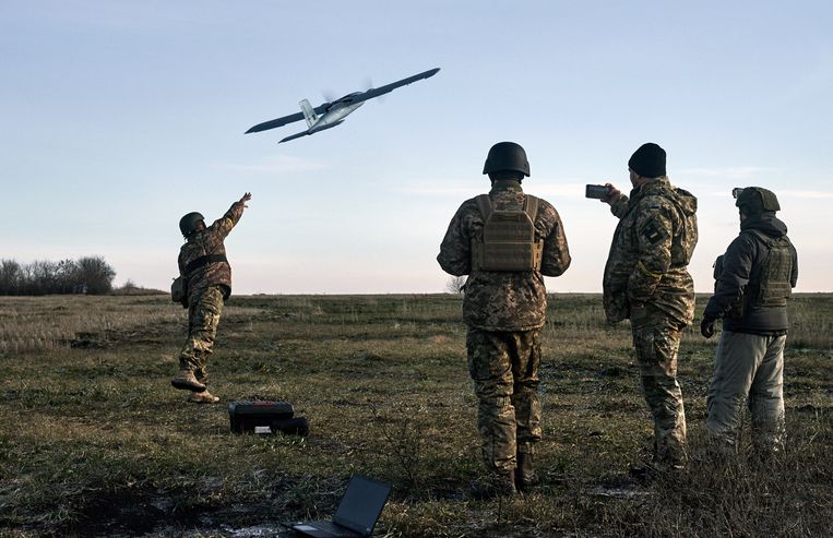 Oekraïense soldaten lanceren een drone nabij het front in Bachmoet in december.  Beeld AP