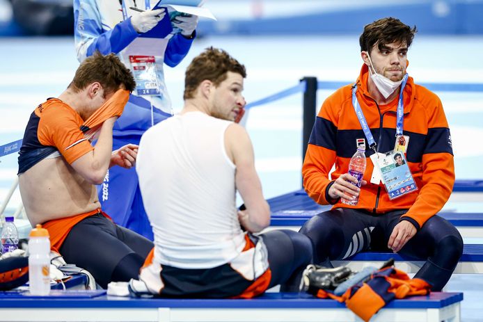 Marcel Bosker, Sven Kramer en Patrick Roest blijven met lege handen achter na de ploegenachtervolging.