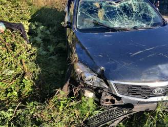 Vrouw verliest controle over stuur en gaat overkop: 36-jarige bestuurster raakt lichtgewond en blaast positief