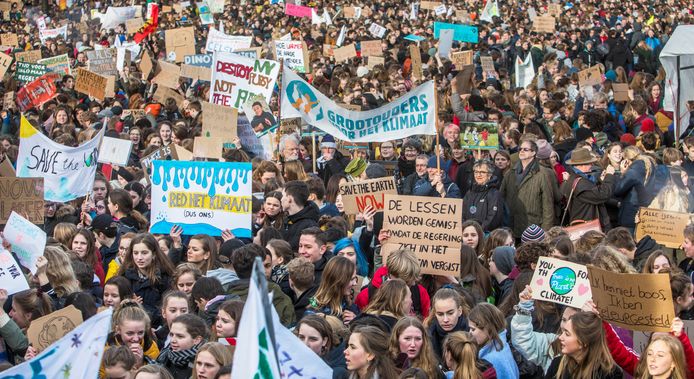 Duizenden leerlingen uit heel het land verzamelden zich gisteren in Den Haag om te demonstreren voor een strenger klimaatbeleid