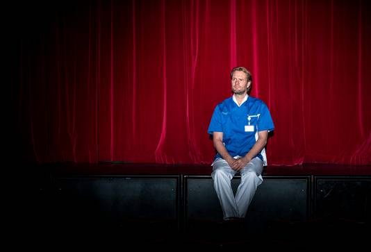 Rob van Nieuw Amerongen uit Helmond is normaal toneelmeester bij het Parktheater. Omdat het werk stilligt, is hij nu tijdelijk vrijwilliger bij het interne patiëntenvervoer bij het Elkerliek Ziekenhuis.