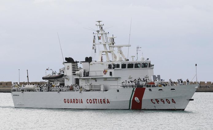 Een schip van de Italiaanse kustwacht, die dagelijks duizenden bootvluchtelingen redt.