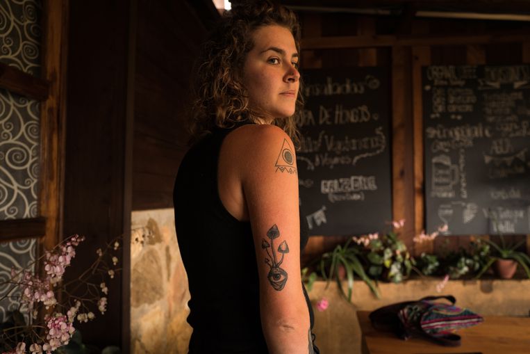 Een Sloveense toerist in Mexico heeft magische paddenstoelen op haar arm laten tatoeëren. Beeld Nicola Zolin