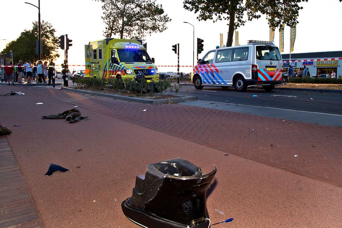 Een chaos op de Merwedestraat na de aanrijding.