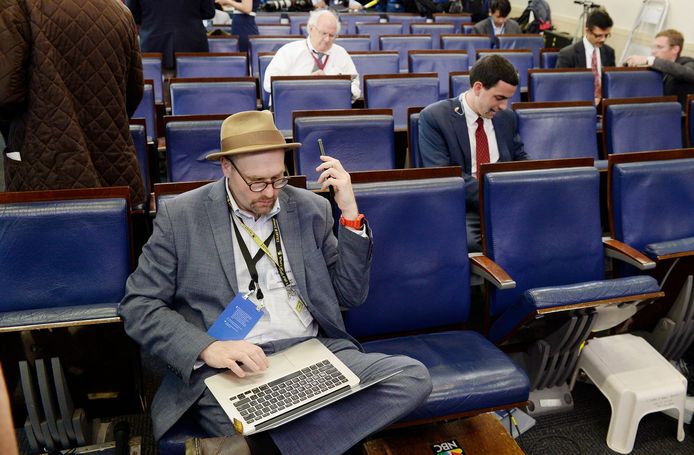 NY Times -journalist Glenn Thrush draagt bijna altijd een hoed, als hij naar de persmomenten in het Witte Huis gaat.