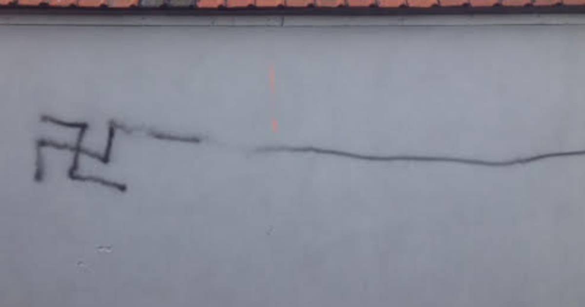 Spoor van vernielingen door Baarland: hakenkruis op muur en auto's onder verf