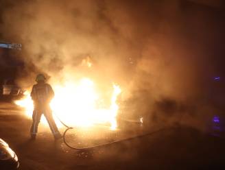 Omwonenden schrikken wakker van brandalarm: meerdere auto’s gaan in vlammen op in Den Haag en Zoetermeer