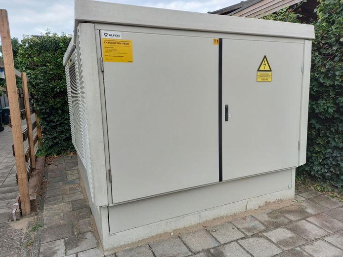 Het gewraakte trafohuisje van enkele meters breed, hoog en diep staat tussen de huizen en pal naast de tuin van een bewoner aan het Havenhoofd.