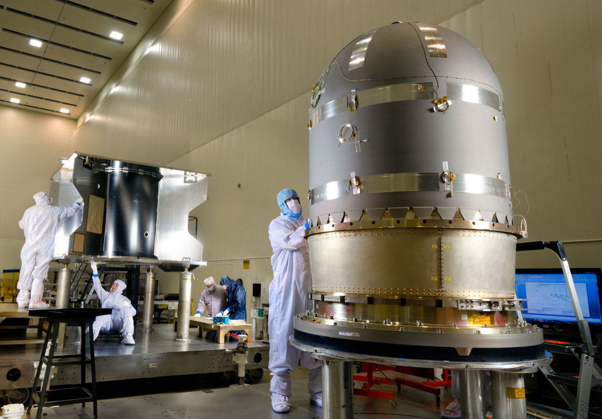 De hydrazinetank van het ruimteschip Maven wordt klaargemaakt voor installatie. Bij het vullen en vervoeren van de giftige brandstof gelden extreme veiligheidsmaatregelen.