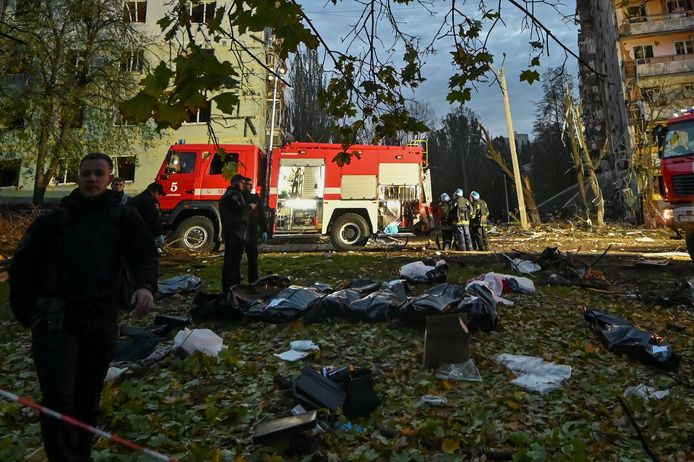 Lichamen van burgerdoden voor het woningcomplex dat zwaar vernield werd bij Russische raketaanvallen in Zaporizja.
