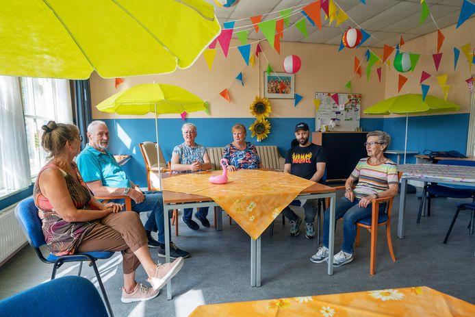 Senioren komen in de vakantietijd voor de gezelligheid bij elkaar in het seniorencafé.