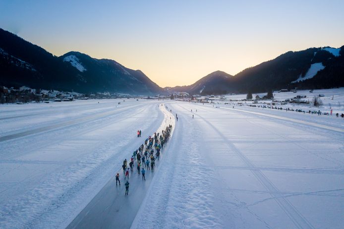 Het peloton tijdens de Alternatieve Elfstedentocht.