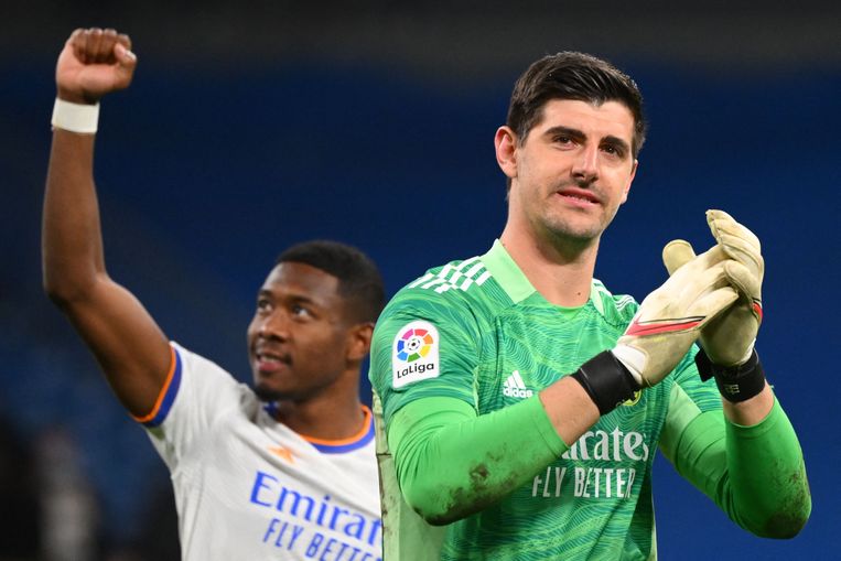 Thibaut Courtois, terug na een covidbesmetting, en David Alaba van Real Madrid vieren hun 4-1-zege tegen Valencia. Beeld AFP