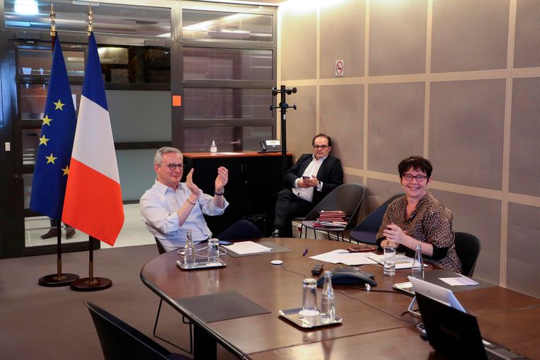De Franse minister van Financiën Bruno Le Maire (links, in blauw overhemd) applaudisseert tijdens een videoconferentie van EU-ministers van Financiën op 9 april 2020, waarop zij een nieuw corona-steunpakket overeenkwamen van 500 miljard euro.  Beeld AFP