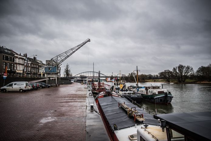 schepen aan de rijnkade Arnhem.