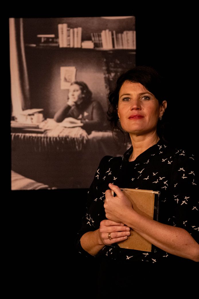 Julika Marijn voor een foto van een mijmerende Etty Hillesum.